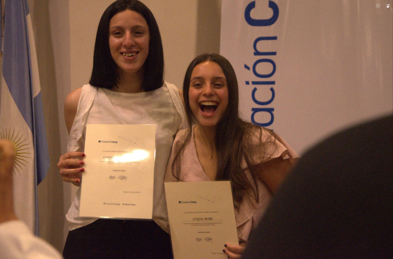 Becarias de Fundación Coinag en la entrega de diplomas